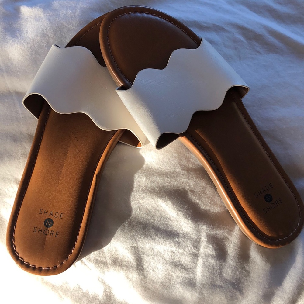 Shade & Shore Target white scalloped slide